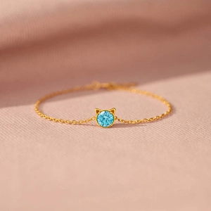 Bracelet chat élégant en argent S925 avec zircon bleu clair sur tissu rose texturé