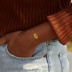 Détail d'un bracelet lotus en argent S925 plaqué or porté élégamment au poignet