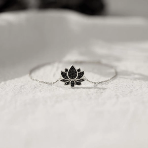 Vue macro détaillée du bracelet lotus en argent sterling S925 avec spinelle noire