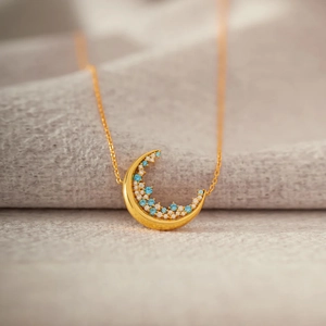 Collier croissant de lune en argent S925 doré avec incrustations de pierres bleues et blanches