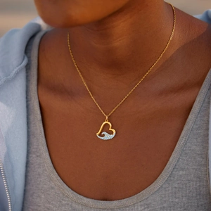 Élégant collier cœur vague en argent s925 avec zircon bleu porté par un mannequin femme