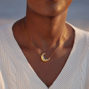 Collier élégant en argent S925 doré avec croissant de lune et cristaux bleus et blancs