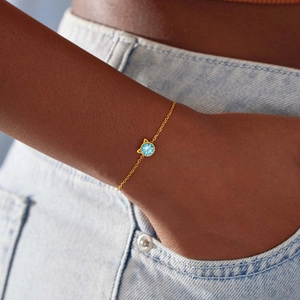 Bracelet chat minimaliste en argent s925 avec zircon bleu porté au poignet femme
