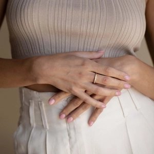 Bague élégante en argent S925 doré avec sertissage de zircons portée par une femme