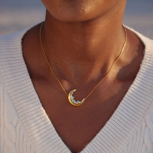 Élégant collier lune en argent S925 plaqué or 18K avec zircons bleus et blancs sur modèle