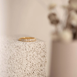 Vue détaillée d'une bague en argent S925 doré avec zircons carrés sertis rail