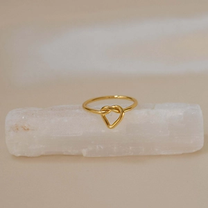 Bague nœud cœur minimaliste en argent S925 plaqué or sur pierre minérale blanche