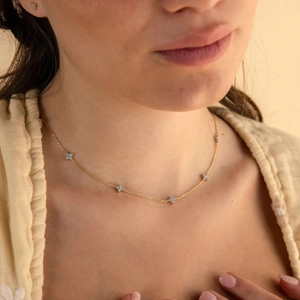 Elegante Halskette aus s925 Silber vergoldet mit fünf hellblauen Kleeblatt-Anhängern auf Kette