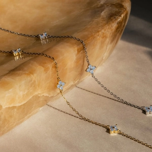 S925 Sterling Silber Kleeblatt-Halsketten in Gold und Silber mit blauen Blütenblättern