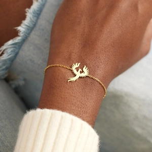 Elegantes goldenes S925 Sterlingsilber Phönix Armband an weiblichem Handgelenk mit feiner Kette