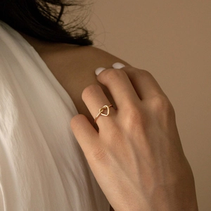 Bague nœud minimaliste en argent sterling S925 doré portée sur le doigt pour femme