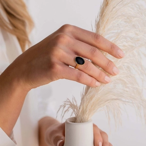 Bague minimaliste en argent S925 avec émail noir ovale sur anneau doré portée par un modèle