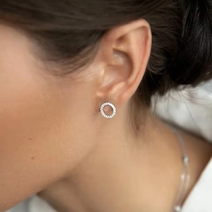 Élégantes boucles d'oreilles rondes en argent S925 avec des accents de zircone scintillants