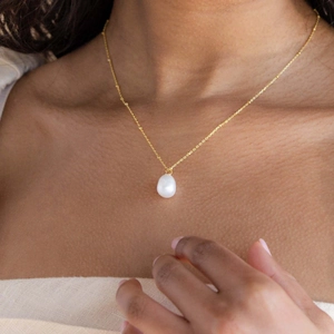 Minimalist S925 silver necklace with oval freshwater pearl on elegant gold chain