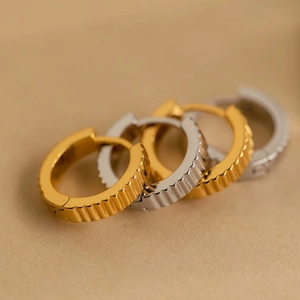 Orecchini huggie in argento S925 con scanalature verticali nei colori oro e argento