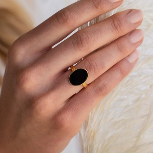 Bague minimaliste en argent S925 avec émail noir ovale et finition dorée élégante
