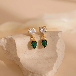 Eleganti orecchini a goccia in oro con cristallo a cuore e pietra verde su base in pietra