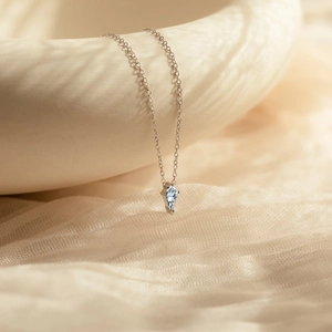 Minimalist S925 sterling silver necklace with a diamond-shaped zircon kite pendant