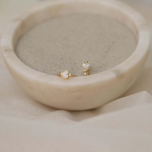 Boucles d'oreilles cœur en argent s925 avec nacre blanche et accents de zircon