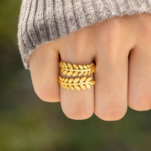 Bague ouverte en argent S925 avec un design raffiné de feuilles dorées entrelacées