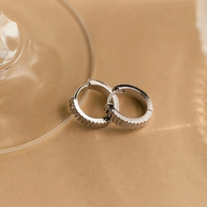 Eleganti orecchini a cerchio in argento 925 con design a trama ondulata a ingranaggio