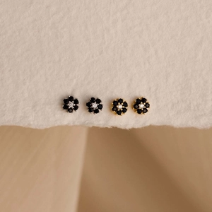 Boucles d'oreilles fleur noire en argent S925 avec centre en zircon brillant