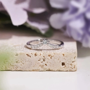 Bague chevron en argent 925 avec une pierre étoile centrale et détails pavés