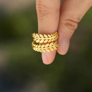 Vue macro du motif feuille de blé doré sur une bague ajustable en argent sterling
