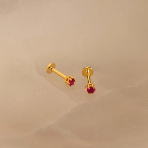 Eleganti orecchini labret in argento S925 dorato con zirconi rossi e montatura a griffe