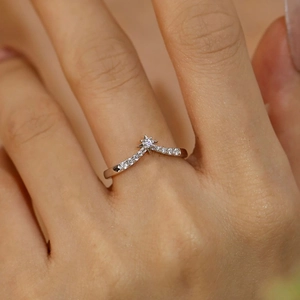 Bague en argent S925 en forme de V avec étoile et pavé de zircons sur l'anneau mince