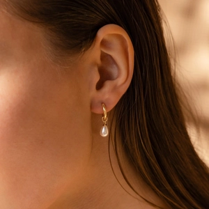 Elegant s925 sterling silver hoop earrings with teardrop freshwater pearl on female model