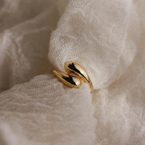 Minimalist S925 sterling silver hugging ring with irregular golden droplet design
