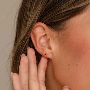 Orecchino a perno minimalista in argento S925 con una vivace pietra di zircone arancione