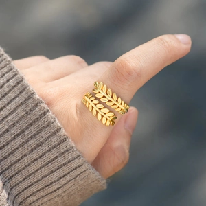 Bague ouverte feuilles dorées minimaliste avec design de branche d'olivier