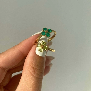 Elegant S925 sterling silver four-leaf clover rings with green gemstones in gold finish