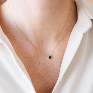 Elegant s925 silver gold necklace with square emerald green gemstone pendant on model