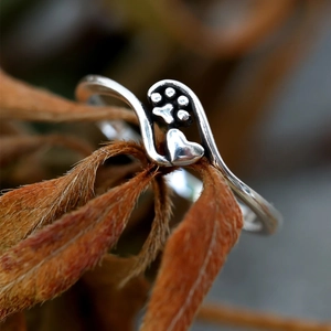 S925 Sterling Silber Welpenpfote und Herz Ring mit minimalistisch geschwungenem Design