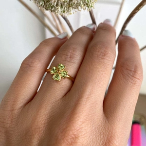 Elegant S925 silver gold ring with four-leaf clover design and green heart-shaped gems