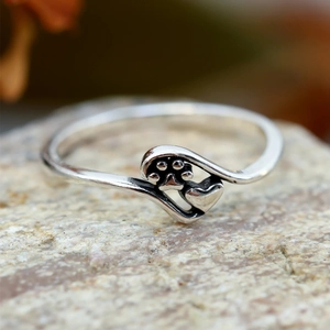 Minimalistischer S925 Silberring mit Hundepfoten-Print und Herz auf einem Stein
