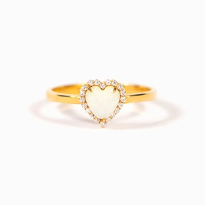 Bague cœur en argent s925 avec opale blanche et diamants pavés finition dorée