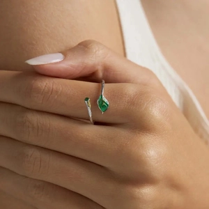 S925 sterling silver open leaf ring with green enamel finish on woman's finger