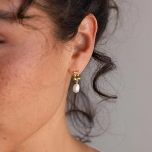 S925 sterling silver gold letter E earring with irregular baroque pearl drop for women