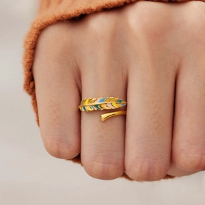 Bague dorée réglable avec un motif de plume en émail coloré au style minimaliste