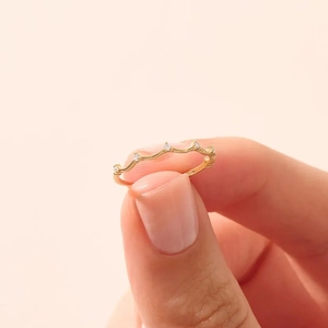 Minimalistischer s925 Goldwellenring mit fünf funkelnden runden Zirkonia-Steinen