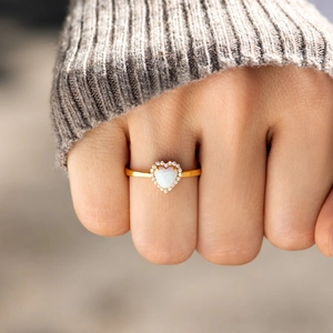 Bague cœur en argent sterling s925 avec opale et pavé de pierres scintillantes dorée