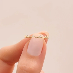 Minimalistischer S925 Silber Wellenring mit fünf Zirkonia in goldener Ausführung