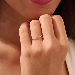 Eleganter gewellter Goldring aus S925 Sterlingsilber mit Zirkonia an der Hand getragen