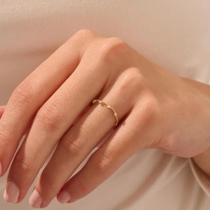 Minimalistischer s925 Silberring in Gold mit kleinen Zirkonia Steinen in Wellenform