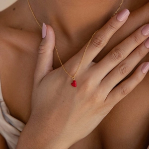 Collier minimaliste en argent S925 avec pendentif cœur en émail rouge porté par un mannequin