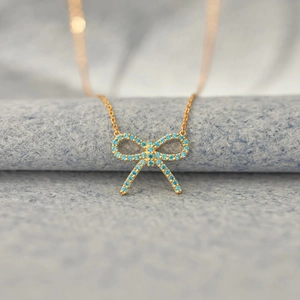 Collier élégant avec nœud en argent S925 orné de zircons bleu clair et doré